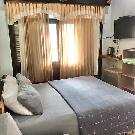 Kayuna Homestay Падангбай Экстерьер фото